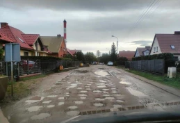 Mieszkańcy narzekają na dziurawą drogę w Wejherowie