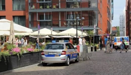 Z parapetu do aresztu. Mężczyźni zapłacili za alkohol cudzą kartą