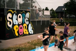 Skatepark zyskał nowe elementy. Młodzież tłumnie świętowała zakończenie rozbudowy