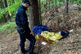 Znaleźli go w lesie, był mocno wyziębiony, nie mógł się ruszać