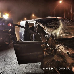 Zderzyły się trzy auta, jedno wjechało w pracującą koparkę