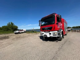 Pożar trawy przy rzece. Strażacy interweniowali z lądu i wody