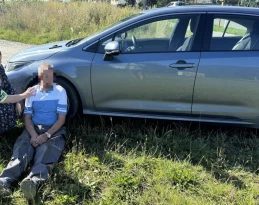 Mogło dojść do tragedii. Jechał pociąg, a on przygnębiony szedł wzdłuż torów