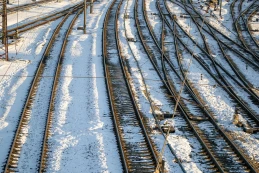 Służby PKP PLK gotowe na trudne warunki pogodowe. Kolejarze zachęcają do informowania o nieodśnieżonych peronach