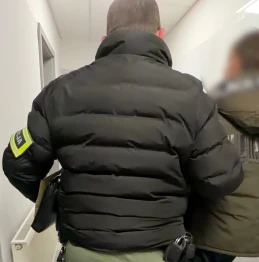 Ukrainiec uderzył osobówką w drzewo. Skończyło się na wniosku o deportację