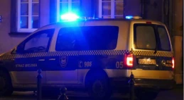 Kompani zabawy uciekli. Kobietę przewieziono do pogotowia socjalnego