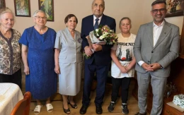 Burmistrz odwiedził dostojnego jubilata. 95 lat życia, pasji i pracy na roli