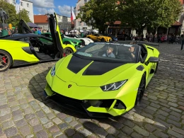 Superauta na rynku w Wejherowie. Motoryzacyjne show połączone ze szczytnym celem | ZDJĘCIA