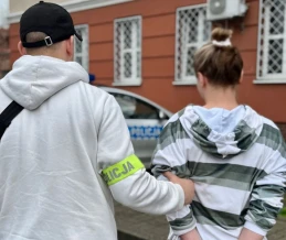 Wyciągali z kartonów buty i chowali je w reklamówce 