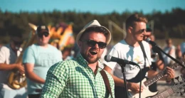 Czy to będzie nowy hit wakacji? Zespół GiS i PółSerio śpiewają 'Bałtycki jod'