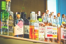 Proponuje wprowadzenie w Redzie nocnego zakazu sprzedaży alkoholu. Opinie mieszkańców podzielone 