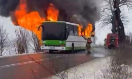 Pożar autobusu w Werblini w powiecie puckim. Pojazdem podróżowali m.in. uczniowie | ZDJĘCIA