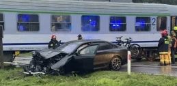Groźny wypadek na przejeździe kolejowym. BMW wjechało pod pociąg