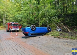 Samochód osobowy dachował. Podróżowały nim dwie osoby