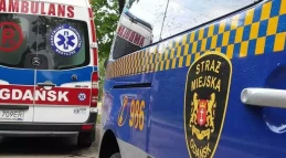 Kobieta klęczała na chodniku, mąż leżał bez sił w mieszkaniu. Zareagował przechodzień 