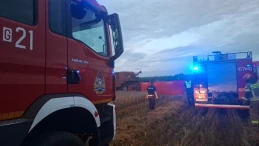 Śmiertelny wypadek podczas prac polowych. Mężczyzna zginął pod kołami kombajnu