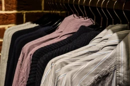 Stary sweter do paczkomatu? Miasto pomaga w "odzieżowym" problemie 