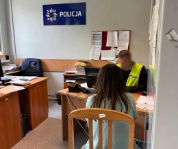 Obrzuciła samochód kamieniami i zaatakowała policjantów. Usłyszała zarzuty