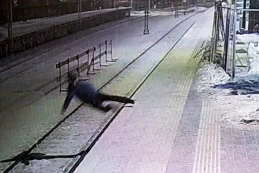 Mężczyzna spadł z peronu! Był pod wpływem alkoholu