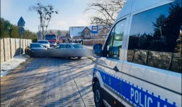 Czołowe zderzenie samochodów osobowych! Jedna osoba trafiła do szpitala 