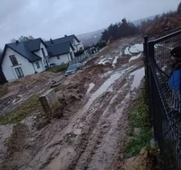W Gościcinie przez remont ul. Wiosennej nie mają jak dostać się do swoich posesji. Mamy odpowiedź gminy [ZDJĘCIA, WIDEO]