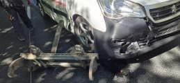 Wypadek w Lubkowie. Najechał na stalowe elementy remontowanej drogi | ZDJĘCIA
