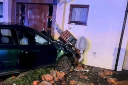 Pijany wjechał autem w dom. Miał ponad 2 promile