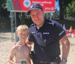 Zrobił wszystko, żeby znaleźć właściciela portfela. ‘11-latek, w euforii, zapragnął zdjęcie z dzielnicowym’