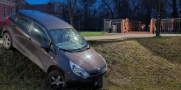 Zawisł autem na skarpie przy młynie