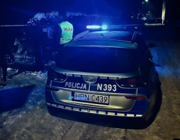 W gminie Kosakowo 85-latek przy -12 stopniach leżał w śniegu. W ostatniej chwili pomogli mu policjanci