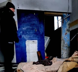 W klapkach i bez kurtki błąkała się po mieście. Policjanci apelują – nie bądźmy obojętni!