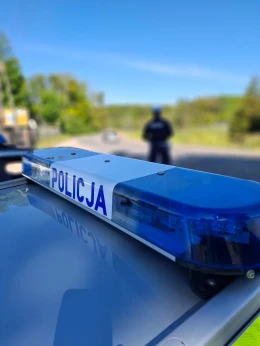 Pijana uderzyła w barierki, worki z piaskiem i nie mogła wyjechać. Miał ją wyciągnąć koparką, ale też był pijany 