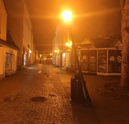 Uderzył w lampę uliczną i uciekł