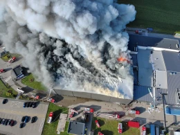 Potężny pożar w zakładzie drobiarskim. Zaginął strażak OSP 