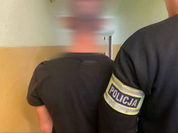 Kradzież rozbójnicza w popularnym dyskoncie. 22-latka próbował zatrzymać ochroniarz