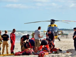 Paralotniarz spadł na plażę. Lądował śmigłowiec LPR