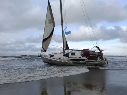 Jacht rozbił się na kamieniach przy plaży w Jastrzębiej Górze