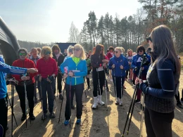 Wystarczyły kijki i wymarzona pogoda. Maszerowały po Stilo z okazji swojego święta