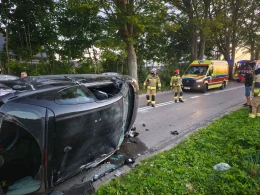 Samochód uderzył w drzewo. 16-latek trafił śmigłowcem do szpitala I WIDEO
