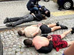 Przytrzasnął ręce policjantowi. Był pościg, padły też strzały
