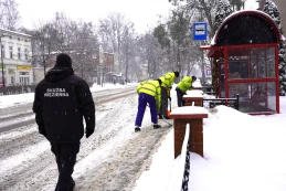 Z aresztu na chodniki. Skazani odśnieżali miasto