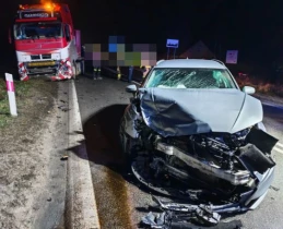 Zderzenie auta osobowego z ciężarówką. Jedna osoba poszkodowana