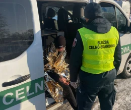Leżał bez ruchu na przystanku i trząsł się z zimna. 'Został uratowany'