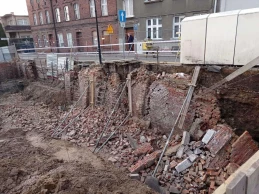 Zawalony mur przy ruchliwej ulicy. Inspektor podjął decyzję o zamknięciu drogi