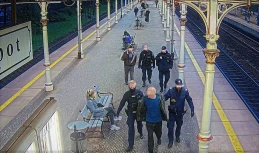 Szarpanina w pociągu. Napadli mężczyznę i go okradli