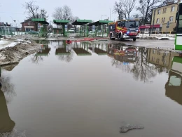 Zalane ulice, podwórka i garaże. Trwają roztopy 