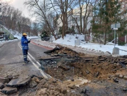 Poważna awaria wodociągu w Gdyni! Zapadł się fragment ulicy 