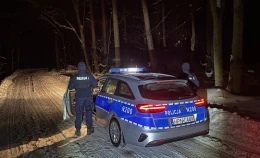 Dramatyczna akcja w lesie. Pożyczyli od przechodnia sanki i ruszyli z pomocą 