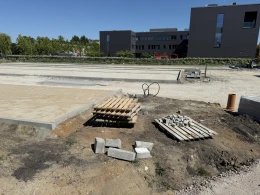 Nowy parking ma już kanalizacje i oświetlenie. Połowa prac już za wykonawcami