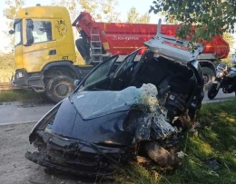 Wypadek ciężarówki i samochodu osobowego. Jedna osoba zakleszczona w aucie